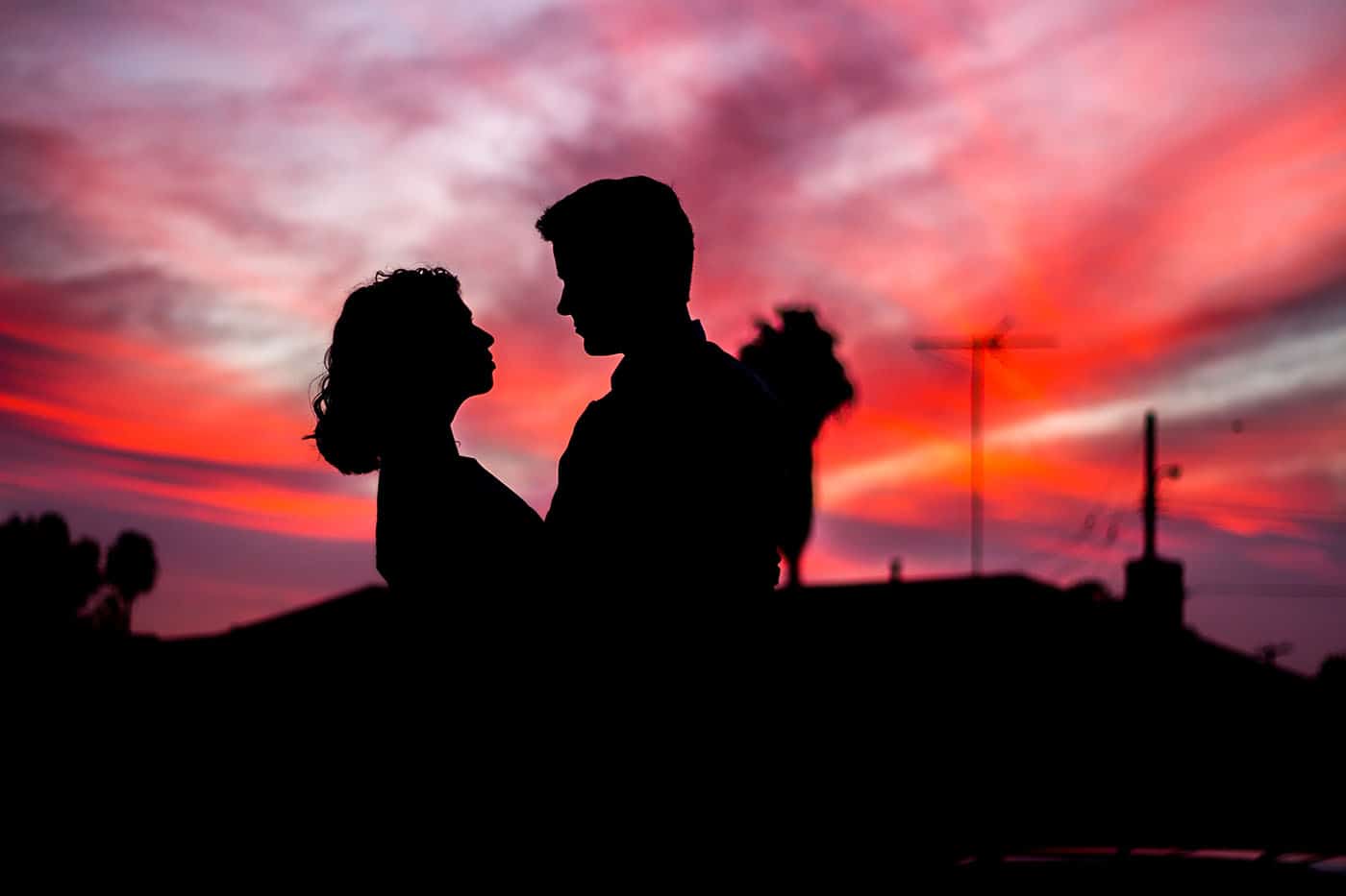 Couple face à un coucher de soleil